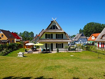 Blick auf das große Gelände von Reethaus Leda